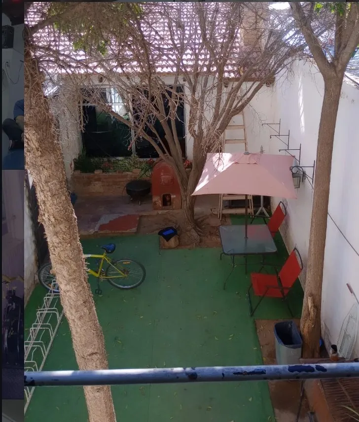 Patio al aire libre del Gimnasio Aquiles con bicicletero para dejar las bicis