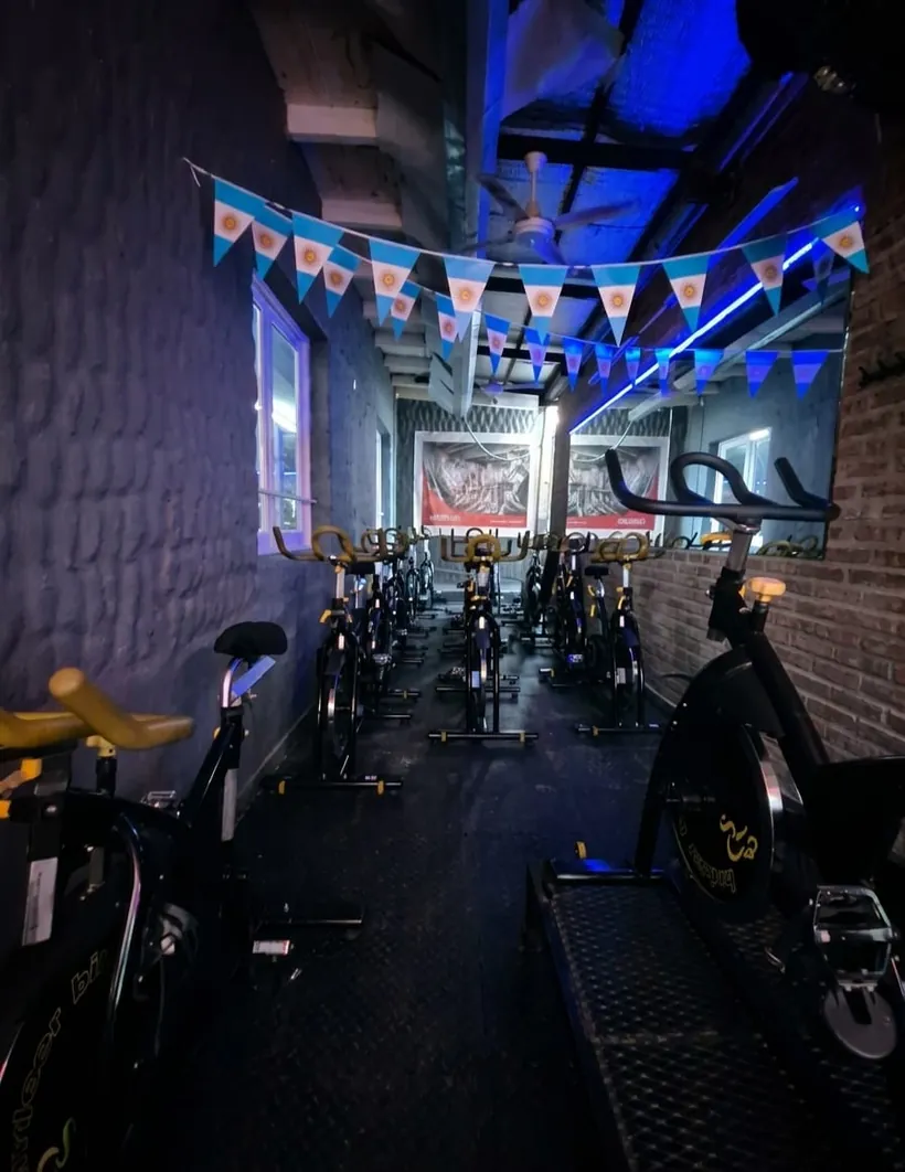 Zona de indoor bike del Gimnasio Aquiles con bicicletas fijas