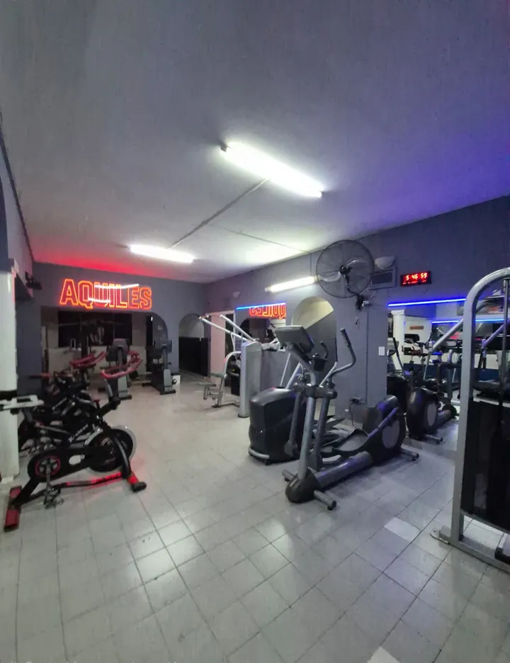 Zona de cardio con elíptica y bicicletas del Gimnasio Aquiles