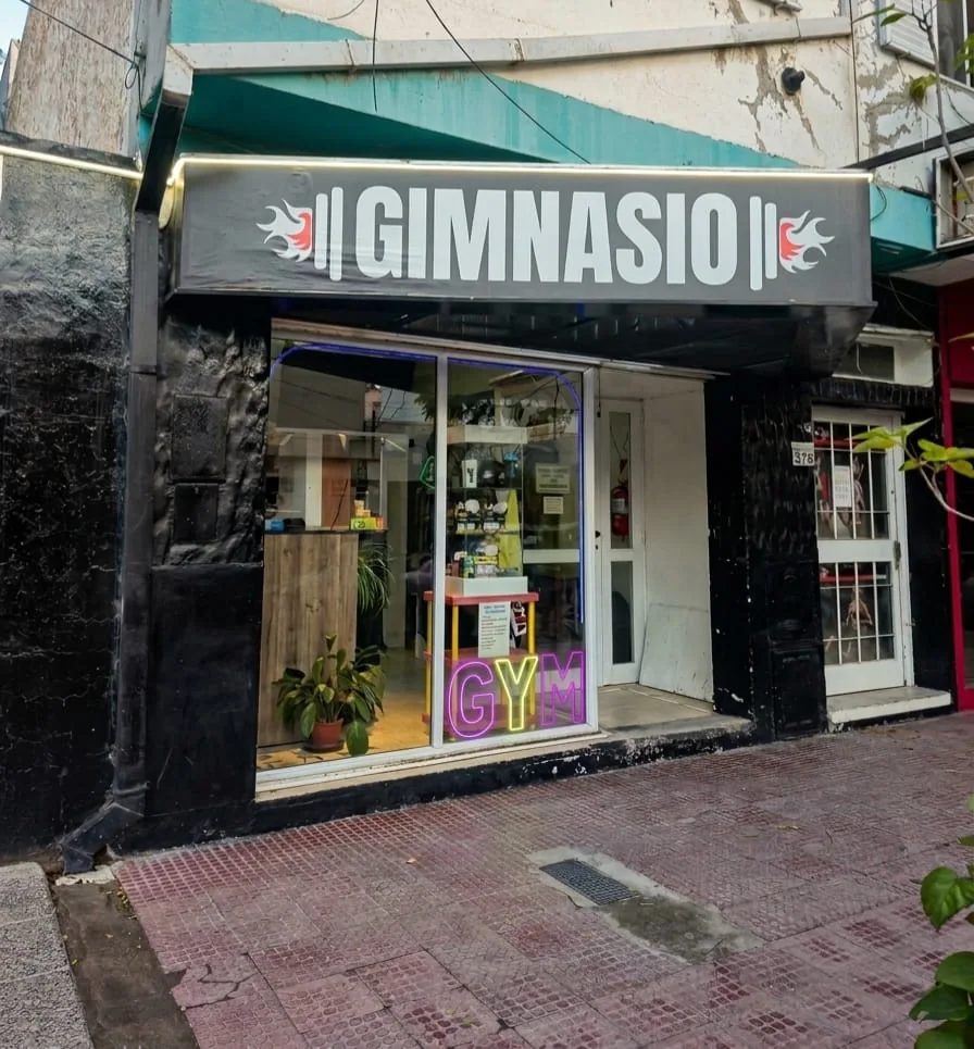 Fachada y entrada del Gimnasio Aquiles en Almte. Brown 375, Neuquén