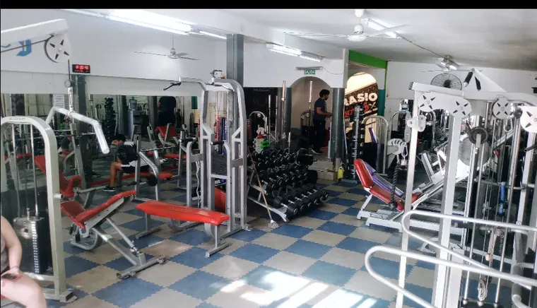 Sala con máquinas del Gimnasio Aquiles para entrenamiento funcional