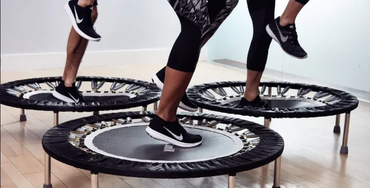 Clase de Minitramp en el Gimnasio Aquiles: cardio sobre cama elástica de bajo impacto