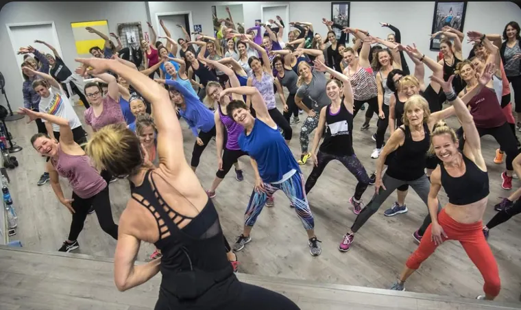 Clase de Zumba en el Gimnasio Aquiles: baile aeróbico y cardio